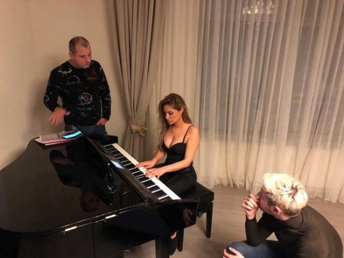 Nigarın dekoltesi onları qıcıqlandırdı